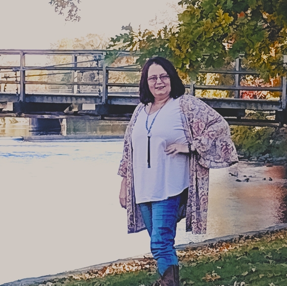 Meet your Posher, Cindy - Picture 3 of 8